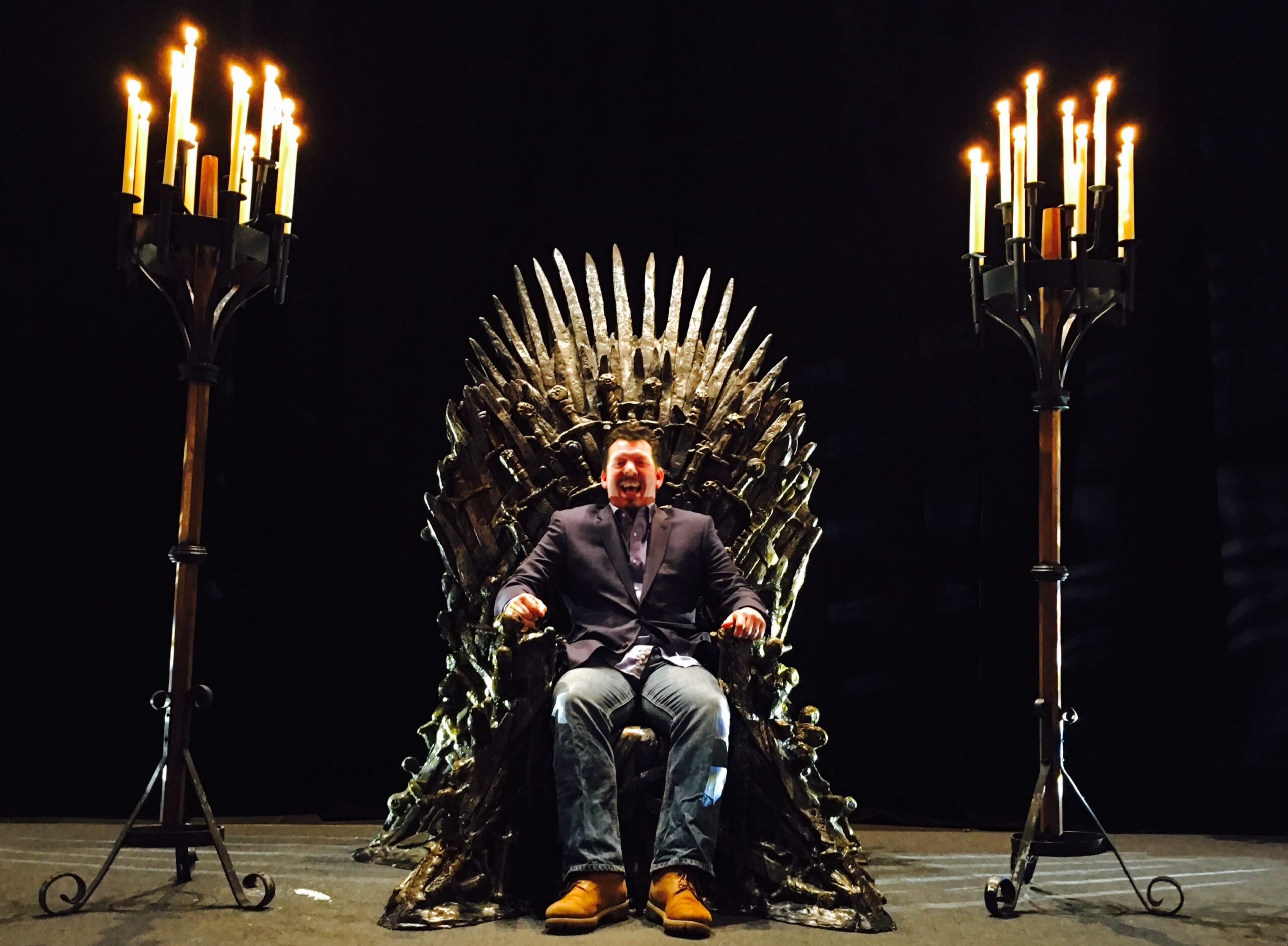Piers as the Mad King in his throne